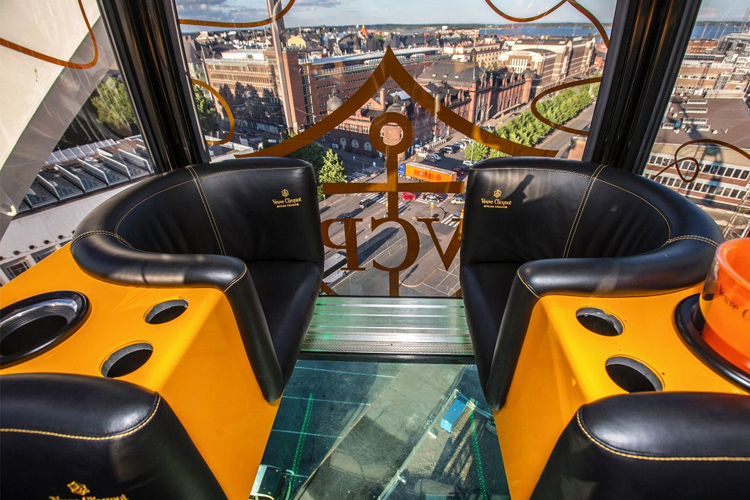 Можно арендовать VIP-кабину со стеклянным полом. Фото: skywheel.fi